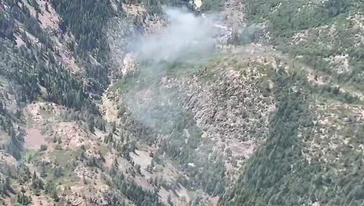 Air tankers from CALFIRE Grass Valley Air Attack Base go all-in to stop a new wildfire in the American River Canyon. At 12:46 pm Wednesday CALFIRE firefighters and aircraft were dispatched to assist the Tahoe National Forest on the Palisades Fire located just above Royal Gorge on the north fork of the American River. This drop represents some of the most challenging flight conditions and demonstrates the superb piloting skill of air tanker pilots. | CAL FIRE NEU