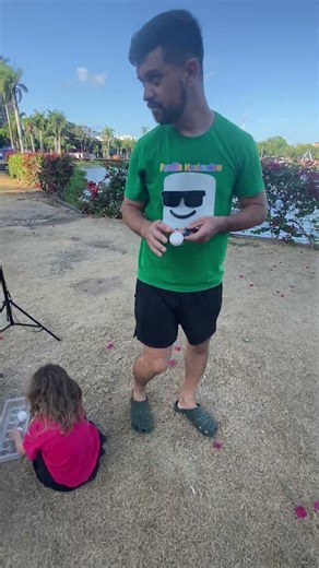 Laura Marshmallow quer quebrar os ovos #shortvideo #funny