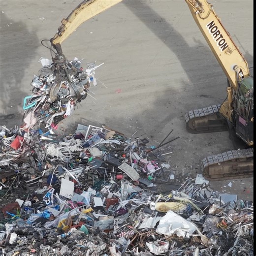 67K views · 657 reactions | SCRAP METAL delivery & the Caterpillar 330C crawler excavator #recycling #metal #copper #aluminium #excavator | SupernovaSonia | Facebook