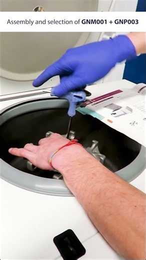 How does the GNF001 centrifuge detect rotors?