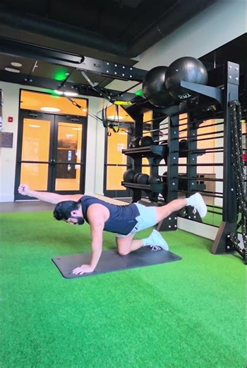 QUADRUPED CONTRALATERAL ARM/LEG EXTENSION. #bodyweight #corestrength