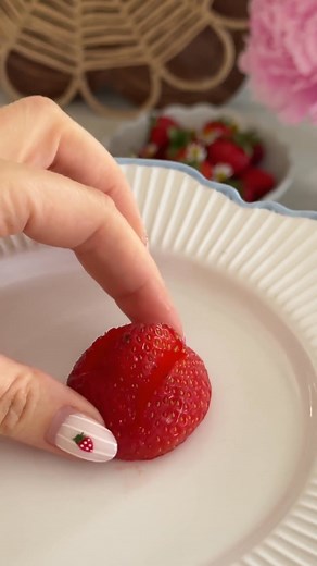 17K views · 57 reactions | Glitzer? Optional. Geschmack? Royal. ✨ Entdecke Belles Erdbeer-Rosen und viele weitere Prinzessinnen Snacks für deine Disney Prinzessinnen Party: bit.ly/3UfZVdd #Disney #DisneyDE #Disneylove #Disneygram #DieSchöneUndDasBiest #DisneyPrinzessin #LetsParty #PrinzessinnenParty | Disney | Facebook