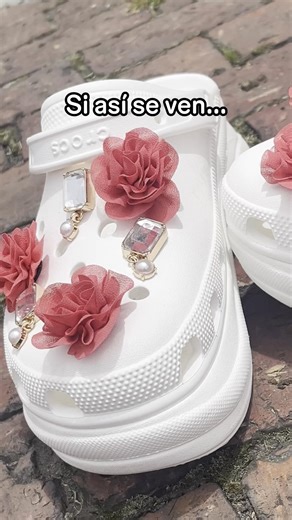 POV: sales por 5 minutos y terminas dando fashion show en la cuadra ✨ | Crocs