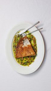 the social food on Instagram: "🌊Aile de raie sauce grenobloise au beurre d’herbes 🌿 La raie à la grenobloise est une recette typique de la gastronomie française Si l’origine exacte de la sauce grenobloise n’est pas connue, l’historien Claude Muller explique que cette sauce aurait été inventée pour masquer les saveurs un peu faisandées des poissons arrivés enfin à Grenoble. perso mon poisson était frais il vient de chez La sablaise au marché de bastille ❤️ • 2 ailes de raie • 100 g de beurre do