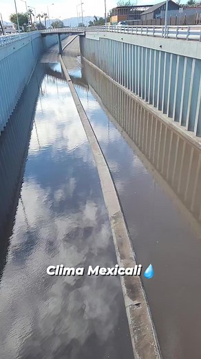 ⛈️ Debido a las fuertes lluvias de hoy Martes 18 de Nov. En Mexicali el desnivel del Eje Central esta inundado y el semáforo sin funcionar en este momento. Por favor toma vías alternas.⚠️ Otro pronostico cumplido mas de Clima Mexicali.🔥 📷 Video de Clima Mexicali.💧 | Clima Mexicali El Tio.