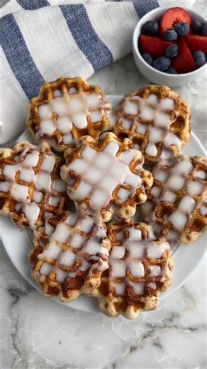 Cinnamon roll waffles! #easyrecipe #food