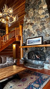 A crackling fireplace included with every winter stay. Curl up, unwind, and let the warmth do the rest.🔥🧡 | Mountain Springs Lodge