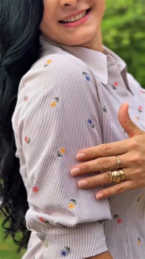 LENESLI | MODA FEMININA on Instagram: "Vestido Gabriela | Autoral, exclusivo e com identidade total Lenes Li. Os Vestidos mais Lindos, Elegantes e Modestos! Pensado nos mínimos detalhes para vestir a Mulher Lenes Linda com decência. Cartão 6x 54,98 À vista 280,50 🛍️Disponível P M e G 📲Para compras link na Bio • • • #vestido #modaautoral #fabricacaopropria✂️ #lojaonline #modamodesta"