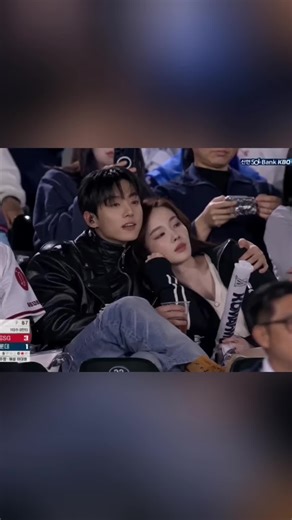 Cómo hacer el filtro para ver un partido de béisbol con miembros de BTS korean baseball ai jungkook Filtro viral para estar con BTS en un partido de béisbol Tutorial del filtro de béisbol con integrantes de BTS Efecto de video para ver béisbol junto a BTS Cómo crear efecto para estar en un partido con BTS Filtro CapCut para ver partido de béisbol con BTS Tendencia del filtro de béisbol con BTS Cómo editar video con BTS en partido de béisbol Efecto viral de acompañar a BTS en el béisbol Plantilla