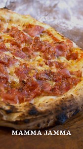 "Mamma mia! Experimente a Mamma Jamma, a nossa original: Linguiça calabresa artesanal picante, mozzarella derretida e o molho de tomate natural que traz a alma da Itália. Tudo sobre uma massa crocante, feita com muito “amore”. Peça agora e Buon Appetito!  #MammaJamma #pizzalovers | MAMMA JAMMA | Facebook