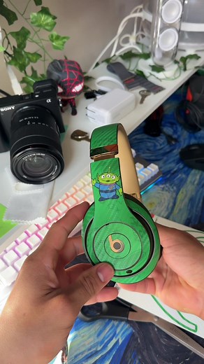 Headphone makeover @Skinit 🎧 . . #skinitmade #tech #techreview #techessentials #beatsheadphones #beats #unboxing #techtok