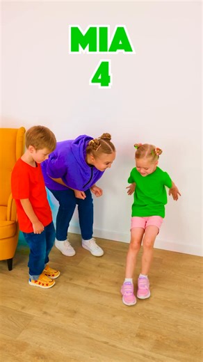 Mom vs Kids Challenge: How many steps can you take? 👣 | La La Life