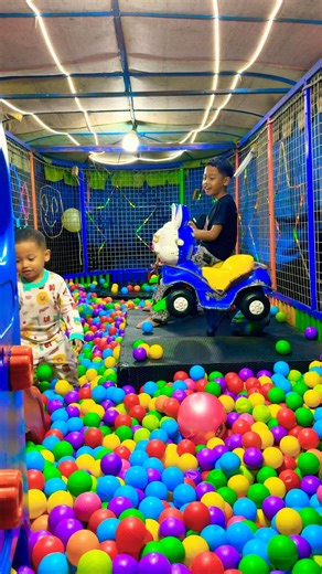 Naik odong donald duck merah dan si adik naik perosotan di mandi bola senangnya