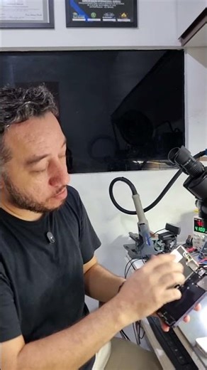 iPhone 14 Pro Max restarting unexpectedly and displaying a purple screen.