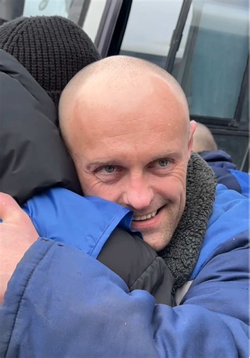 Другий етап великого обміну: ще 300 Захисників на рідній землі! Також додому повертаються двоє цивільних 🇺🇦 У межах другого етапу на виконання домовленостей, досягнутих під час перемовин у Женеві, на Батьківщину повертаються ще 300 українських оборонців. Вдома і двоє цивільних. ℹ️ Серед звільнених — військові ЗСУ, зокрема ТрО, НГУ, ДПСУ. Є ті, хто потрапив у полон у 2022 році. Усі звільнені — матроси, солдати та сержанти. Найстаршому звільненому сьогодні — 60 років, наймолодшому — 26 років. На