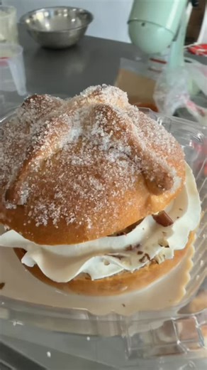 2.3K views · 475 reactions | El pan de muerto es un elemento fundamental en la celebración del Día de Muertos en México. #recetas #pandemuerto #richis #tradicionfamiliar | Abi Krauss | Facebook