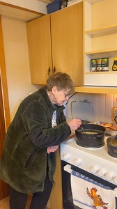 Sjefen serverer søndagsmiddag, i kjent positur😍 #bestemor #senja #fyp #middag #påske | Ho Bestemor og Han Sindre