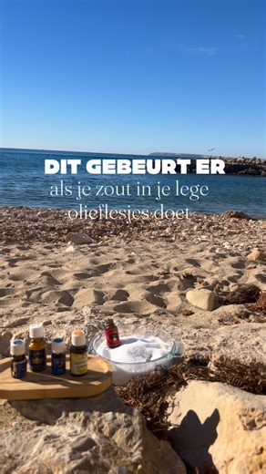 OLIEHACK Lege olieflesjes zijn nooit echt leeg🤣 Dus we bewaren ze. En vervolgens doen we er niets mee. Zonde! Wat kun je er zoal mee doen? 👉Je kunt de lege flesjes in de diffuser leggen, dan worden ze ‘leggezogen’ 👉Je kunt er een kerstlampjesketting mee maken 👉Je maakt er een roller van. Vul het laatste restje op met V-6 en zet een rollerdopje erop. 👉Of: je vult ze met zout, Keltisch zeezout, magnesiumzout of Epsomzout en zo zuigt het zout alle laatste restjes uit de flesjes. Zet klaar in d
