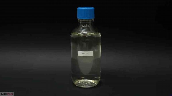 Making fuming nitric acid