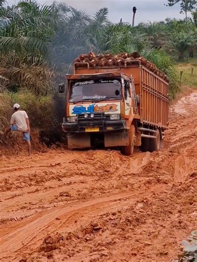 Truk Fuso 4x2 Mencoba Tanjakan Licin