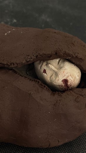 Hastak Khajehei on Instagram‎: "., صحنه ای که از چشم هام هیچوقت پاک نخواهد شد... .٫ Don't stop talking about Iran Don't stop talking about iran Don't stop talking about iran . . . . . . #iran #iranprotests #ceramic #art #sculpture"‎