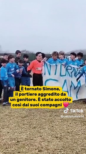 Dopo quasi 4 mesi è tornato in campo #Simone, il portiere del #Carmagnola che era stato aggredito dal papà di un avversario in una gara Under 14. I compagni di squadra lo hanno accolto con uno striscione, tra la commozione generale del pubblico presente. I gesti che fanno bene al cuore. Forza Simone❤️