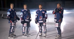 Donnerstag = First Row Live! Rob Daum bekommt die große Bühne für sein Trainer-Debüt bei den Iserlohn Roosters! Ab 19:15 Uhr geht's los bei Telekom Sport oder Entertain. | MAGENTA SPORT