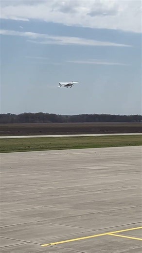 Cessna 172 With 4 Onboard Takeoff into a Strong Headwind