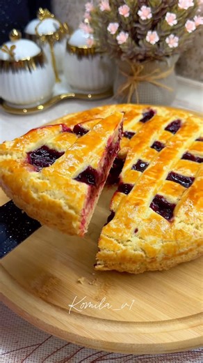 Foodblog by Komila✨ on Instagram: "🍒 Olchali pirog Yumshoq xamir + nordon-shirin nachinka — ideal uyg‘unlik 🤤 Kerakli masalliqlar: • 500 gr un • 200 gr saryog‘ • 100 gr shakar • 100 gr smetana • 2 ta tuxum sarig‘i • 1 ch.q razrixlitel Nachinka uchun: • 300 gr olcha • 100 gr shakar • 2 osh qoshiq makkajo‘xori kraxmali ➡️ Nachinka masalliqlarini qozonchaga solib, o‘rtacha olovda qaynatamiz. Quyuqlashgach, sovutib ishlatamiz. 🔥 Oldindan 180°C ga qizdirilgan duxovkada 35–45 daqiqa pishiramiz. @vi