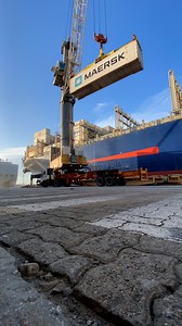 Let's start the week and enjoy this LHM 500 handling container in the port of Itajaí, Brazil's second largest container port. 📷 The video was kindly provided by Alô Do Cais. #liebherr #liebherrfans #LHM500 #brazil #maritimecranes #containerhandling | Liebherr Maritime Cranes