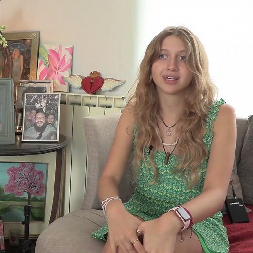 Martina talks about the Battery charging - Kanso 2 #cochlearimplant #innovation #hearingloss #teen