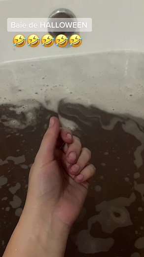 Intr-o cada cu apa colorata iese un refresh 🔝 pentru par! #matrix #darkenvy #clasicmanicure