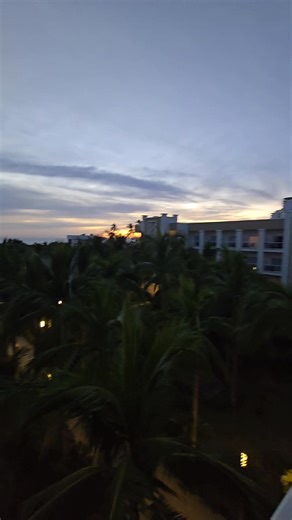 FAM Sunwing Mazatlan ✈️🧡 Ma chambre pour les 3 prochaines nuits au RIU Emerald Bay ❤️ nouvelle section 👌 faisait longtemps que je voulais venir le voir ce petit coco 🥰 Resort situé dans la 'golden zone' (nouvelle ville) pas très loin d'une des plus grandes malecon ('boardwalk') au monde Nous irons visiter les environs cette semaine 😍 Arrivée en fin après-midi, je n'ai pas vu énormément, mais j'aime beaucoup ce que j'ai expérimenté 🥰 Bonne bouffe (resto de spécialités asiatique ce soir 😋) e