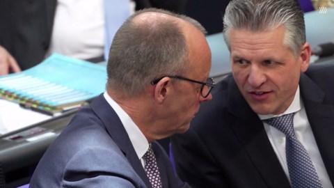 Neue Schulden für Bundeswehr und Infrastruktur: Bundestag stimmt Grundgesetzänderung zu