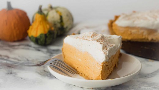 Easy No-Bake Pumpkin Cream Cheese Pie with Maple Cookie Crust | Chenée Today
