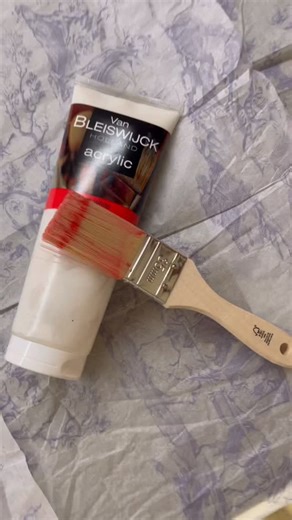 Twisted by NaRosy Hutt – Dirk Hense Ursprong vum Stéck Dëse Hutt huet dem Papp vum Dirk Hense gehéiert a gouf op ville Reesen gedroen, besonnesch a tropesche Regiounen. Et ass e Reeshutt, deen ursprénglech dofir geduecht war, a waarme Klima gedroe ze ginn. De Hutt gouf dem NaRosy-Projet uvertraut, fir transforméiert ze ginn an seng Geschicht an enger neier Form weiderzeschreiwen. Transformatioun Fir dës Transformatioun gouf en textilt Element aus engem Kleed, dat vun Josée Greiveldinger-Onori @o