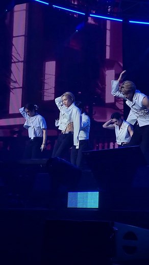 Maniac day 2! more to come and i promise. the timing of the zoom actually looks so cool. #skz #felix #straykidsinmelbourne #straykids #maniacinmelbourne #maniac