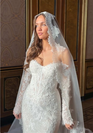 The most dreamy veil ☁️ Deze prachtige Spaanse sluier maakt de look met de jurk ‘Khloe’ van @dominiss_official helemaal af. 🤍 Locatie: @LandgoedWolfslaar ✨ #bridetobe #bridalera #weddingdressinspo #spaansesluier #veil