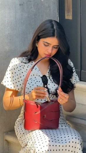 Sahira Taneja Dockx on Instagram: "THE lip oil launch of the year you guys 🤌🏽 Meet the new L’Oréal Paris Plump Ambition Lip Oil! My lips have never looked so gorgeously juicy, shiny, and plump!! 💦✨ I love all 4 shades but “Worth It” might just be my fav!! Or maybe “Latte Glacé”??? Ok I can’t pick 🫣 #PlumpAmbition #LipOil #LOrealParisIndia #LOrealParis"