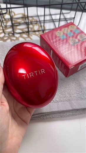 疋田紗也 on Instagram: "❤️ あの【TIRTIR】から"最新ファンデーション"が‼️ 大人気のあのTIRTIRのレッドクッションから、 ついに…待望の“リキッドファンデーション”が登場🥹❤️‍🔥 ⇢マスクフィットレッドファンデーション レッドクッション大好きだから、これは気になって🥹🫶 薄膜なのに均一に伸びて、 つるんっとキレイに見える仕上がり✨ 気になるところは自然にカバーしてくれる感じで、 “レッド特有のあの仕上がり”をそのまま リキッドにしたようなアイテム🫣❤️ レッドクッションのパパッと簡単に メイクできるのも魅力的だけど、 色々なツールを使ってプロのような仕上がりを 目指せるリキッドファンデも魅力的~😍❣️ 個人的には、レッドクッションを絞り出したような 水々しいテクスチャーのリキッドに大興奮💨❤️ リッチな気分でメイク出来ちゃうよ~💄⟡.· ぜひチェックしてみてね🧚🏻‍♀️𓂃𓈒𓏸 @tirtir_jp_official #PR #TIRTIR #レッドクッション"