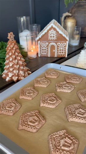 Momsdish - Crazy Easy Recipes on Instagram: "I tried a new cookie mold this year and I love how these came out! Recipe for the dough below: 2 1/3 cup flour 1 tbsp cacao powder 1 tsp salt 1 tsp baking powder 12 tbsp unsalted butter, room temp 1/2 cup sugar 1 tsp vanilla 1 egg 1. Combine flour, cacao powder, baking powder & salt- set side. 2. Use mixer to combine butter, sugar, vanilla and egg on medium speed until smooth. 3. Slowly add dry ingredients to butter mixture, careful not to overmix 4. 