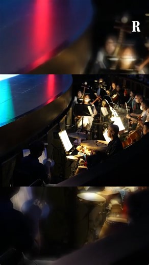 In un'opera comica andata in scena a Hong Kong, il presidente americano Donald Trump viene interpretato da un attore con parrucca bionda che si confronta con un finto Volodymyr Zelensky. Lo spettacolo, scritto da un ex maestro di Feng Shui, mescola satira politica, cultura tradizionale e riferimenti all'attualità | la Repubblica