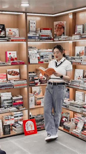 A hangout spot near the MRT where book lovers can relax, read, and get free novels? Check out The Stacks at One Ayala until February 6! 📸: @reseaseo @resereads @oneayala_ | When In Manila