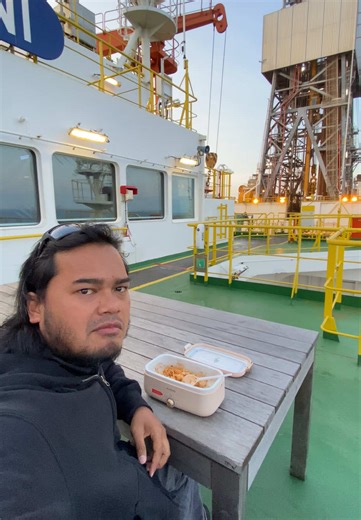 Hari ni last dah makan nasik bukuh.. in sha Allah, esok balik Malaysia.. xmudoh tuk keje tempat org dengan makanan halal yg limited. Alhamdulillah, Allah permudahkan. Saya just makan buoh dan yogurt je sini, makanan lain saya bowok dari Malaysia ready to eat. Tq khind, lunch box ni mmg berguna.