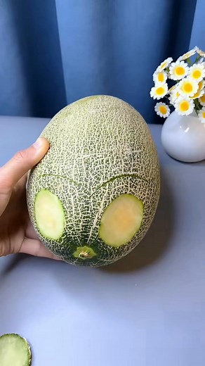 Make adorable little bears out of cantaloupe #carving #fruitcarving #fruitart #carvingart #fblifestyle | Fruit Art Style