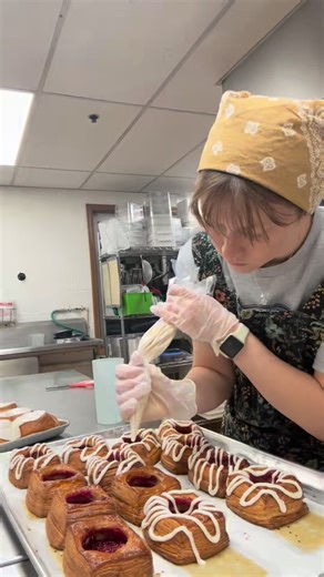 Baker Bri on Instagram: "Professional squiggler 👩🏼‍🍳"