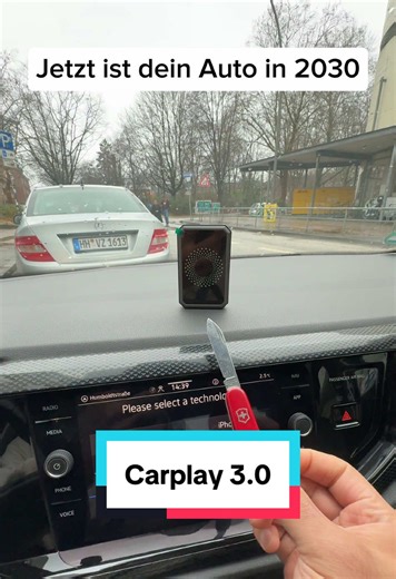 Ich will CarPlay/Android Auto kabellos – aber ohne Kabelsalat UND ohne dieses tägliche Handy-Gefummel. Der LAMTTO Multimedia Adapter bleibt drin, verbindet sich automatisch beim Start und macht aus kabelgebundenem CarPlay/Android Auto eine kabellose Verbindung. Bonus: Medien-Apps direkt auf dem Display. Ich brauch smartere Routine-Signale, nicht mehr Chaos. Wichtig: Dein Auto muss ab Werk kabelgebundenes CarPlay oder Android Auto haben (oft Fahrzeuge ab 2016). Video/Streaming bitte nur im Stand/