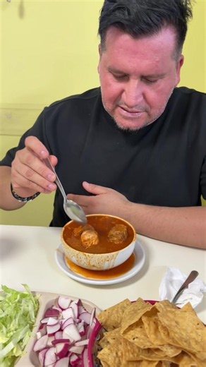 Pozolito en la calle: hombre disfrutando pozole y tostadas