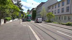 Aufdringliche Bettelnde - Polizisten sollen wegen Bettelnden in Trams mitfahren.