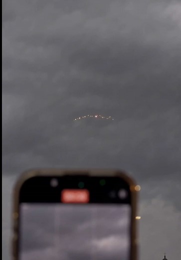 LATINOAMÉRICA: ¿POR QUÉ ES UNA DE LAS REGIONES CON MÁS AVISTAMIENTOS DE OVNIS? Brasil, México, Chile, Perú, Argentina y Colombia concentran algunos de los mayores registros de avistamientos de objetos voladores no identificados en el mundo. Pero, ¿a qué se debe? Expertos señalan que factores como los amplios cielos despejados, las extensas zonas naturales con poca contaminación lumínica, la alta cantidad de personas que reportan estos fenómenos y el creciente interés por documentarlos han conver